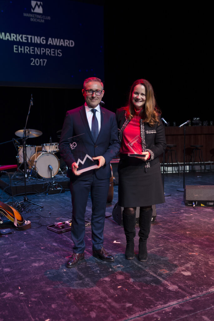 Fotonachweis: Grubenglück v. r. n. l.:  Mark Eslamlooy für die ARDEX GmbH (Marketing Award 2017) und Annette Dabs (Ehrenpreis 2017)