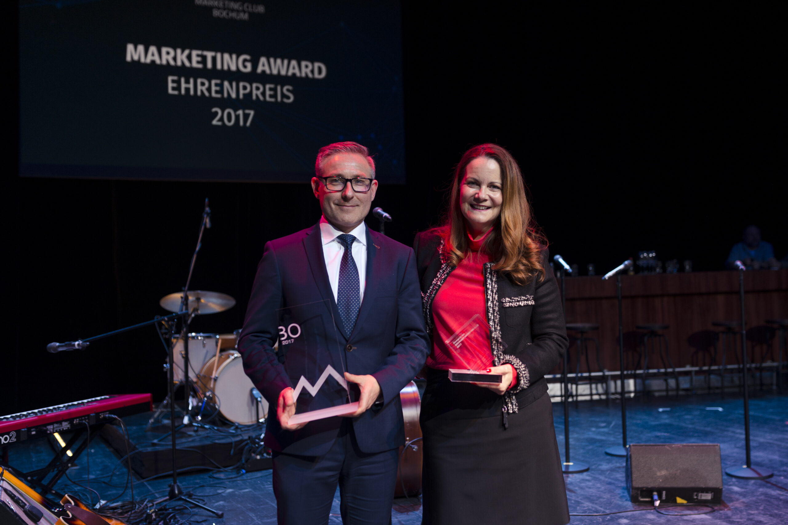 Fotonachweis: Grubenglück v. r. n. l.: Mark Eslamlooy für die ARDEX GmbH (Marketing Award 2017) und Annette Dabs (Ehrenpreis 2017)