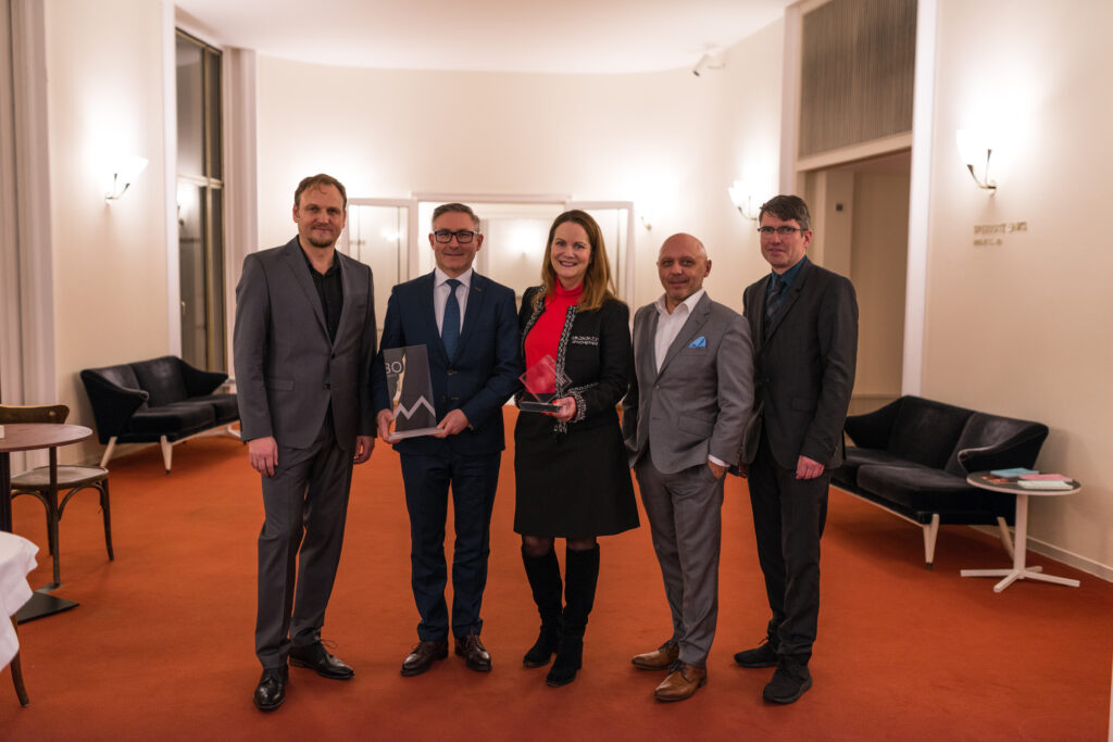 Fotonachweis: Grubenglück v. r. n. l.: Carsten Köchel, Mark Eslamlooy für die ARDEX GmbH (Marketing Award 2017), Annette Dabs (Ehrenpreis 2017), Oliver Daniel Sopalla, Dirk Kropp